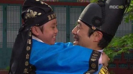 Sukjong and the young Yi Geum (later Yeongjo) in Dong Yi