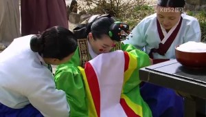 A plain nokwonsam worn together with jokduri during a wedding ceremony